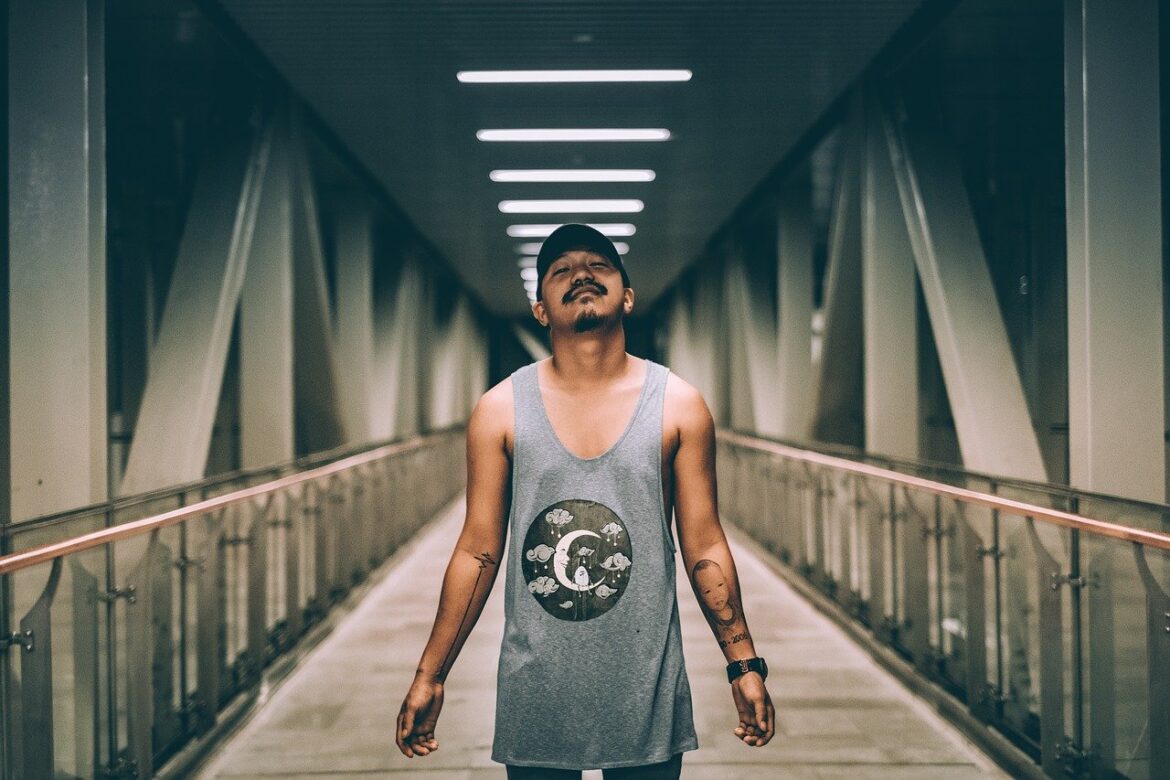 bad boy qui attire des femmes