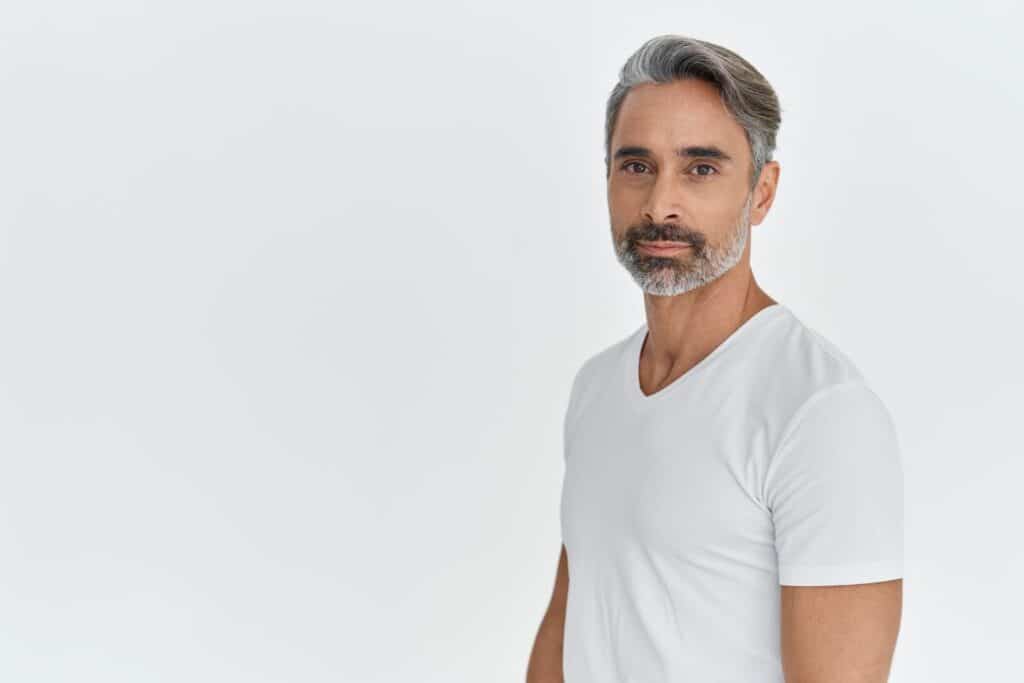 style barbe homme 50 ans grisonnant 