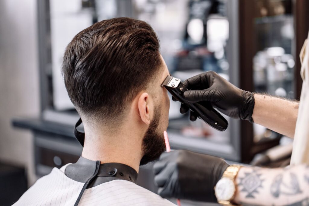 cheveux lisses dégradé en V homme