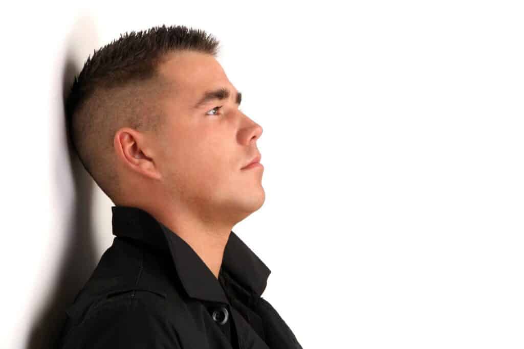 coupe brosse homme chevelure verticale 