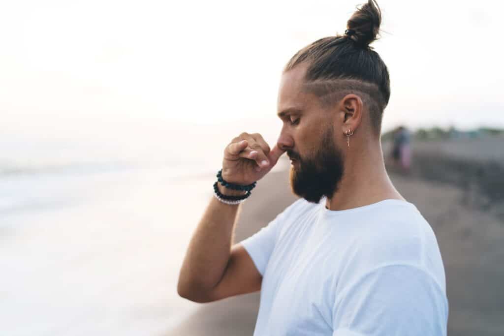 man bun undercut barbe
