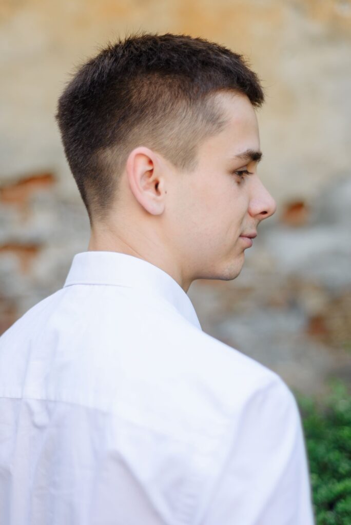 coupe jeune homme cheveux courts 