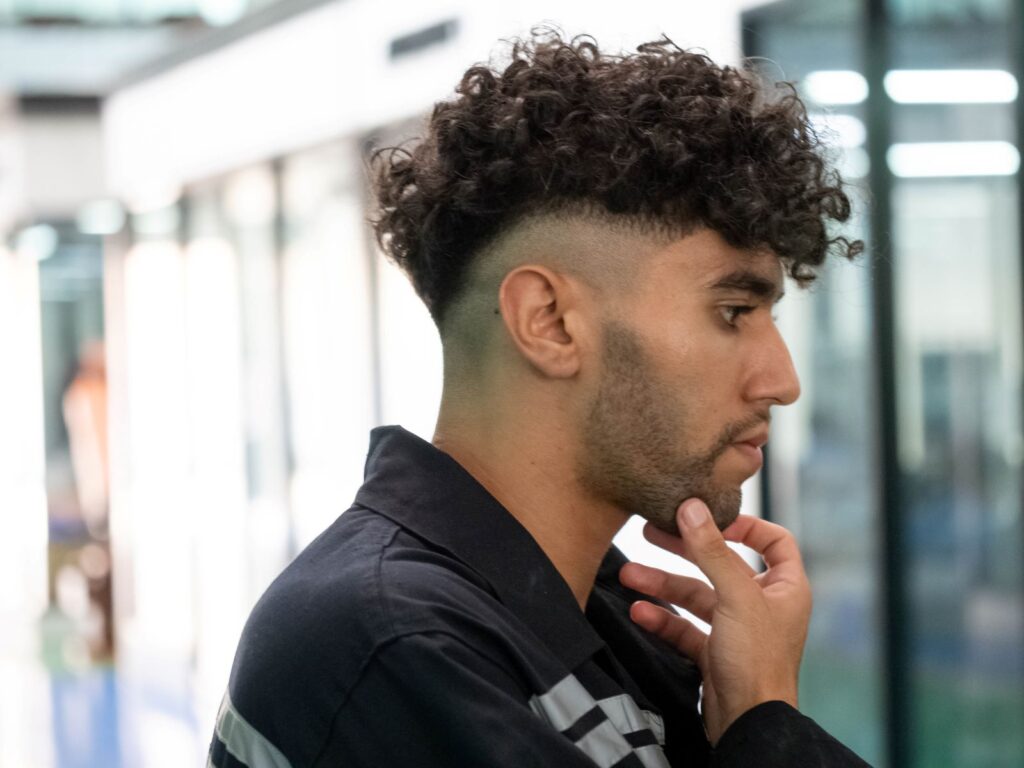 coupe curly homme dégradé