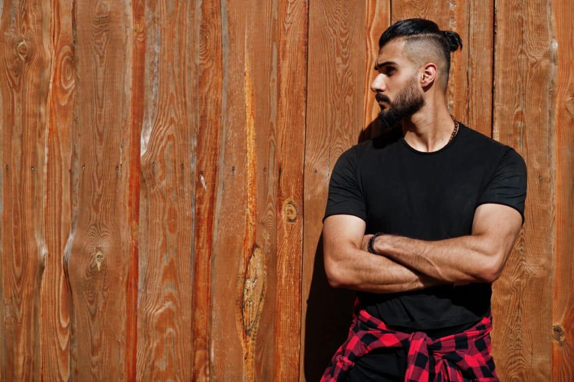 chignon homme rase court