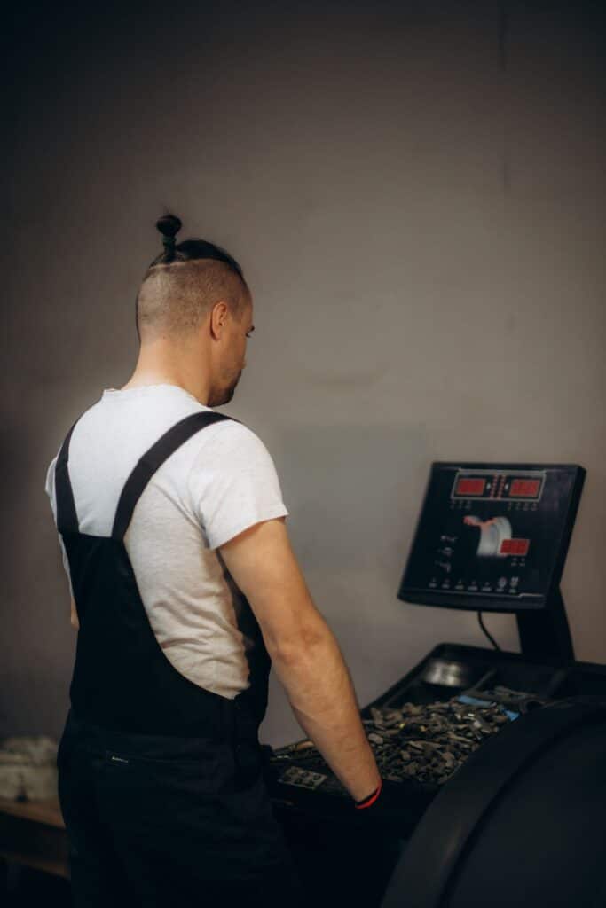 chignon homme rase haut