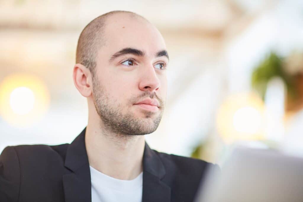 illustration coupe cheveux homme dégarni