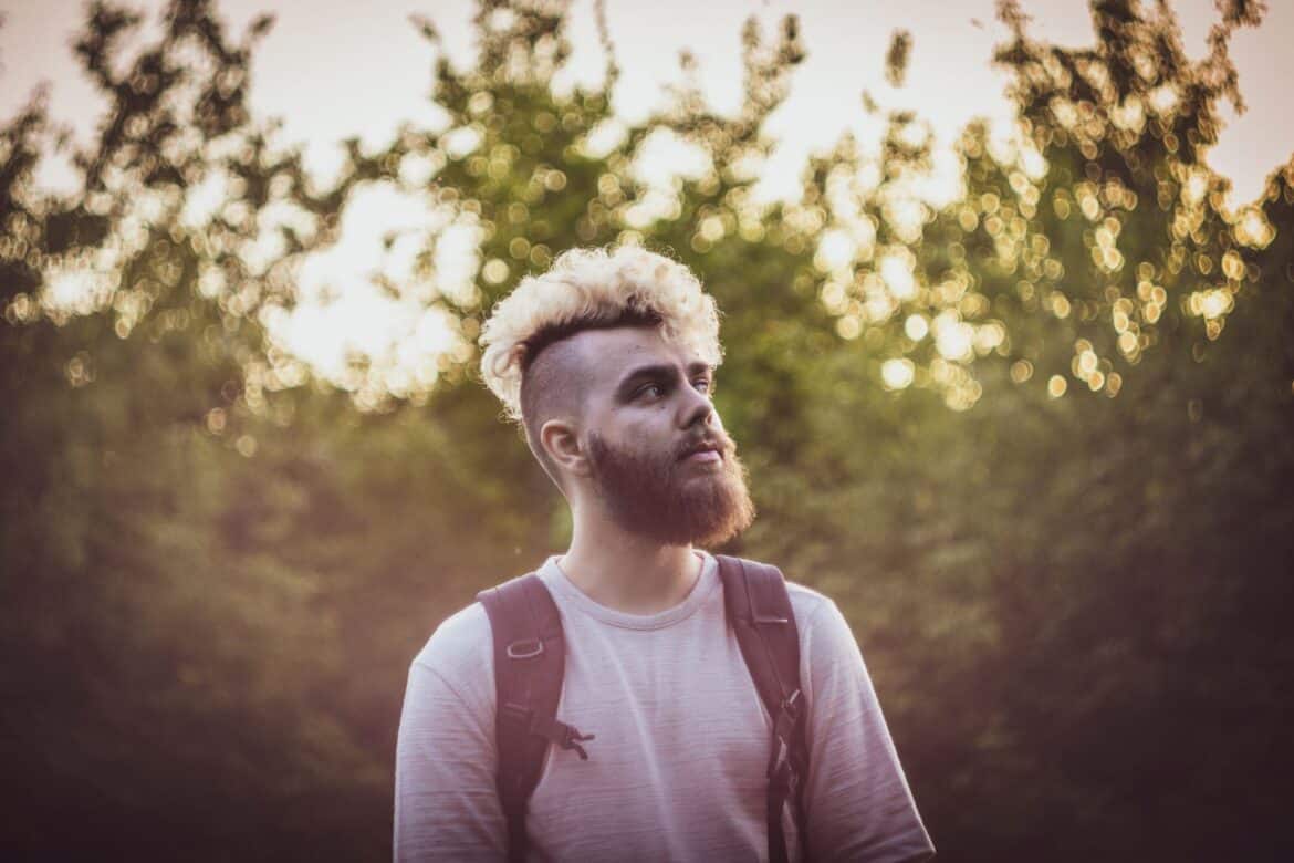 coupe punk homme blond