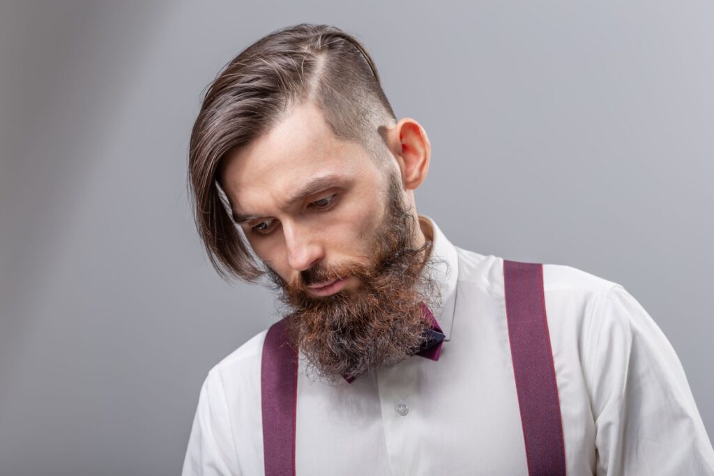undercut coupe viking homme coté rasé