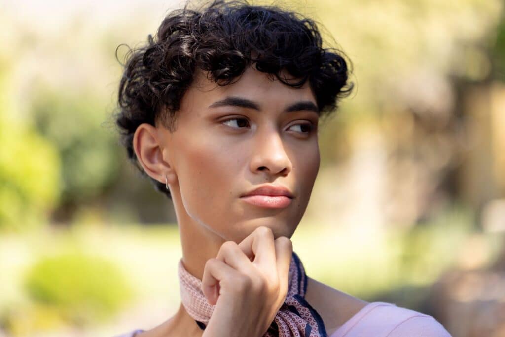 coupe courte ondulée coiffé décoiffé