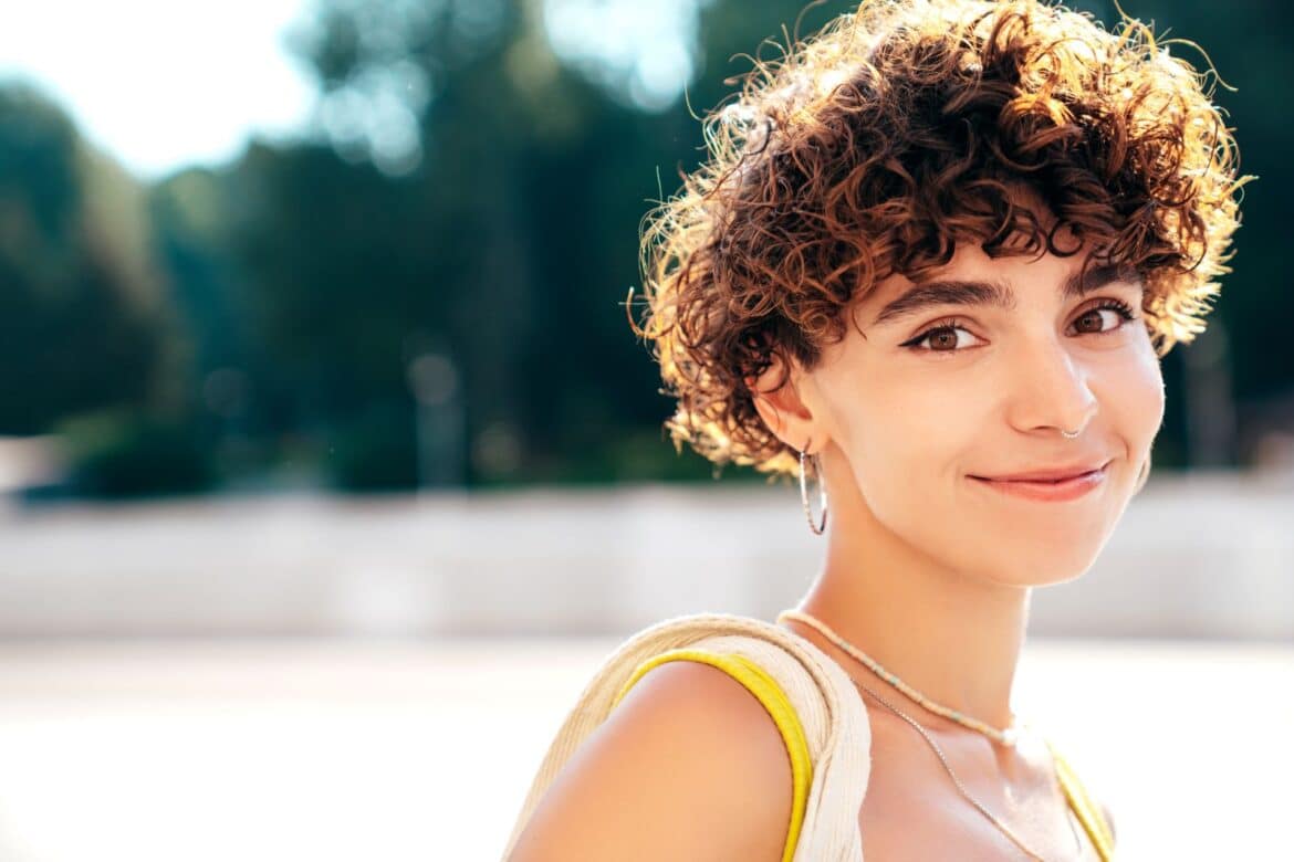 coupe courte ondulée cheveux noirs