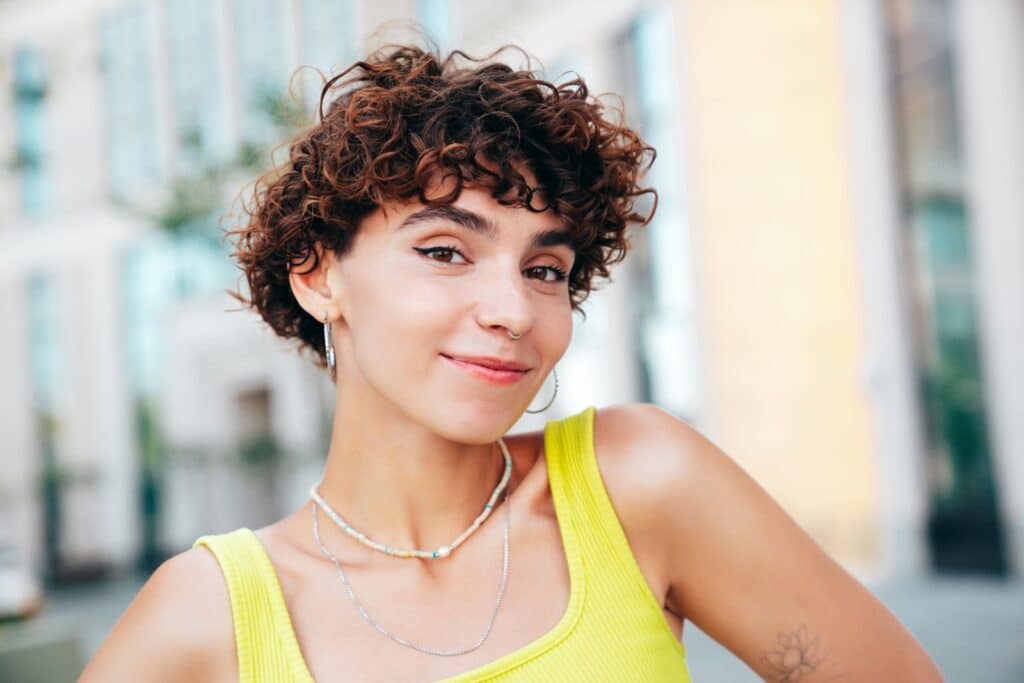 coupe courte ondulée dame