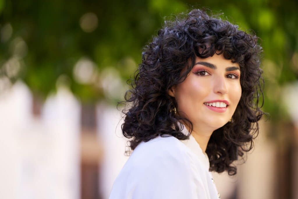 cheveux bouclés dame