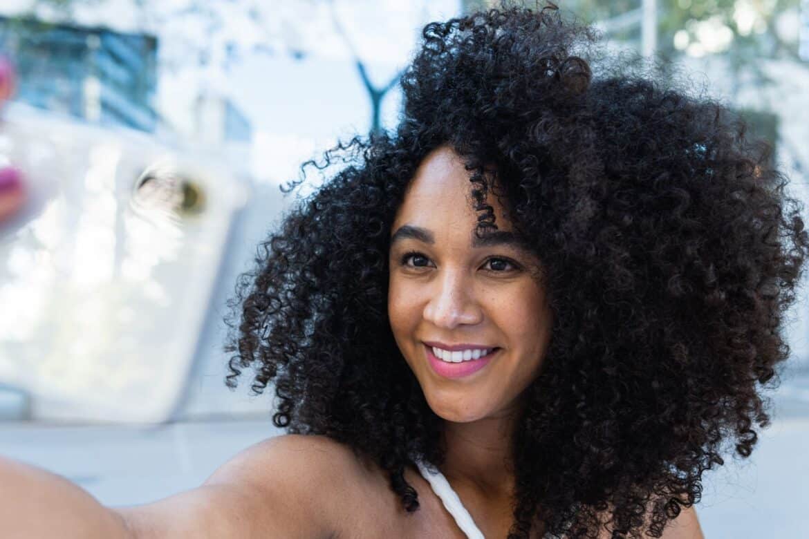 cheveux bouclés jeune femme