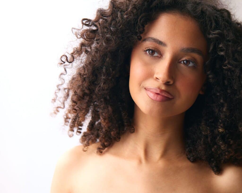 cheveux bouclés pose photo