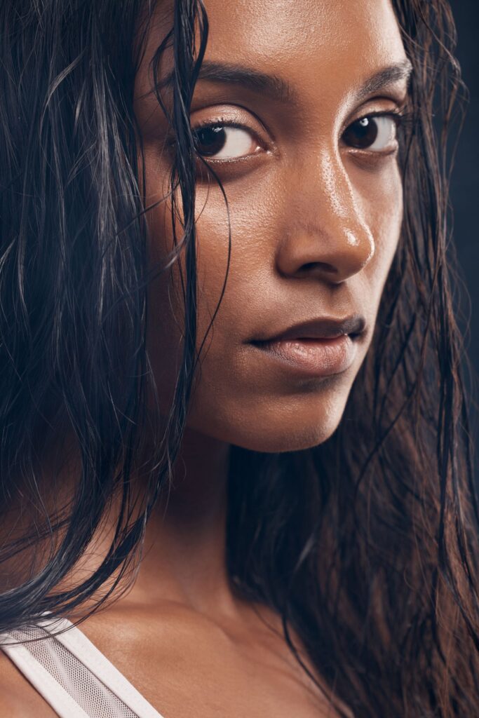 cheveux mouillés noirs