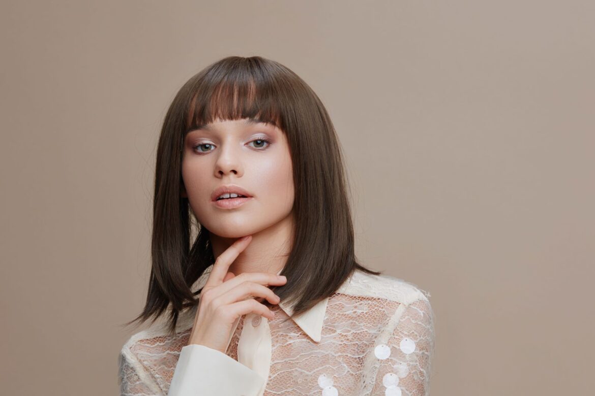 coupe mi-longue chic cheveux noirs