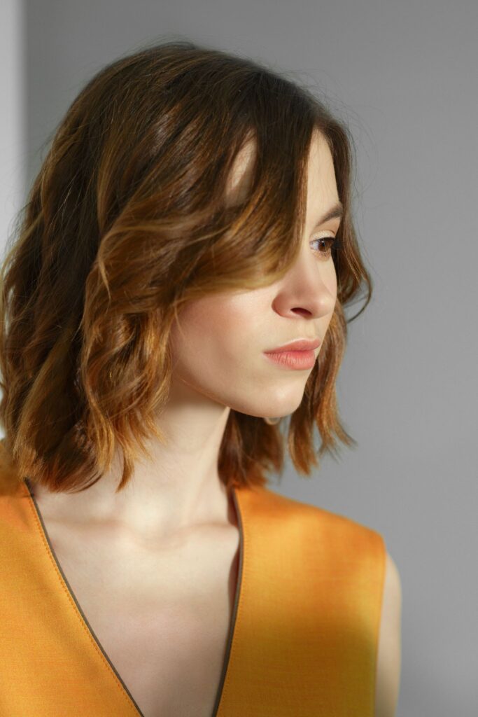 coupe mi-longue chic frange ondulations