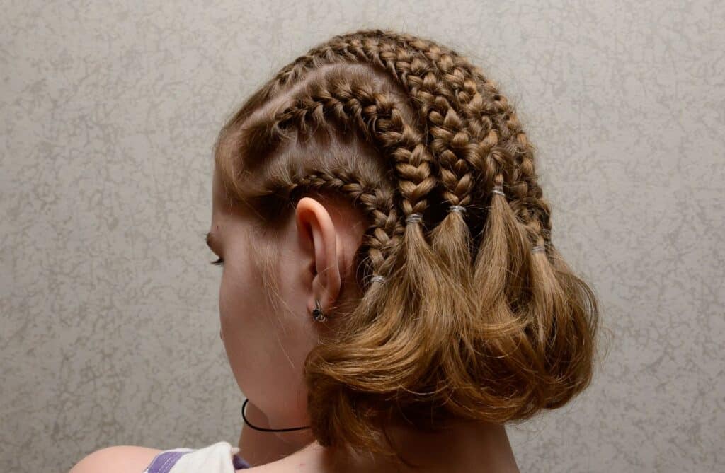 coupe natte plaquee cuir chevelu