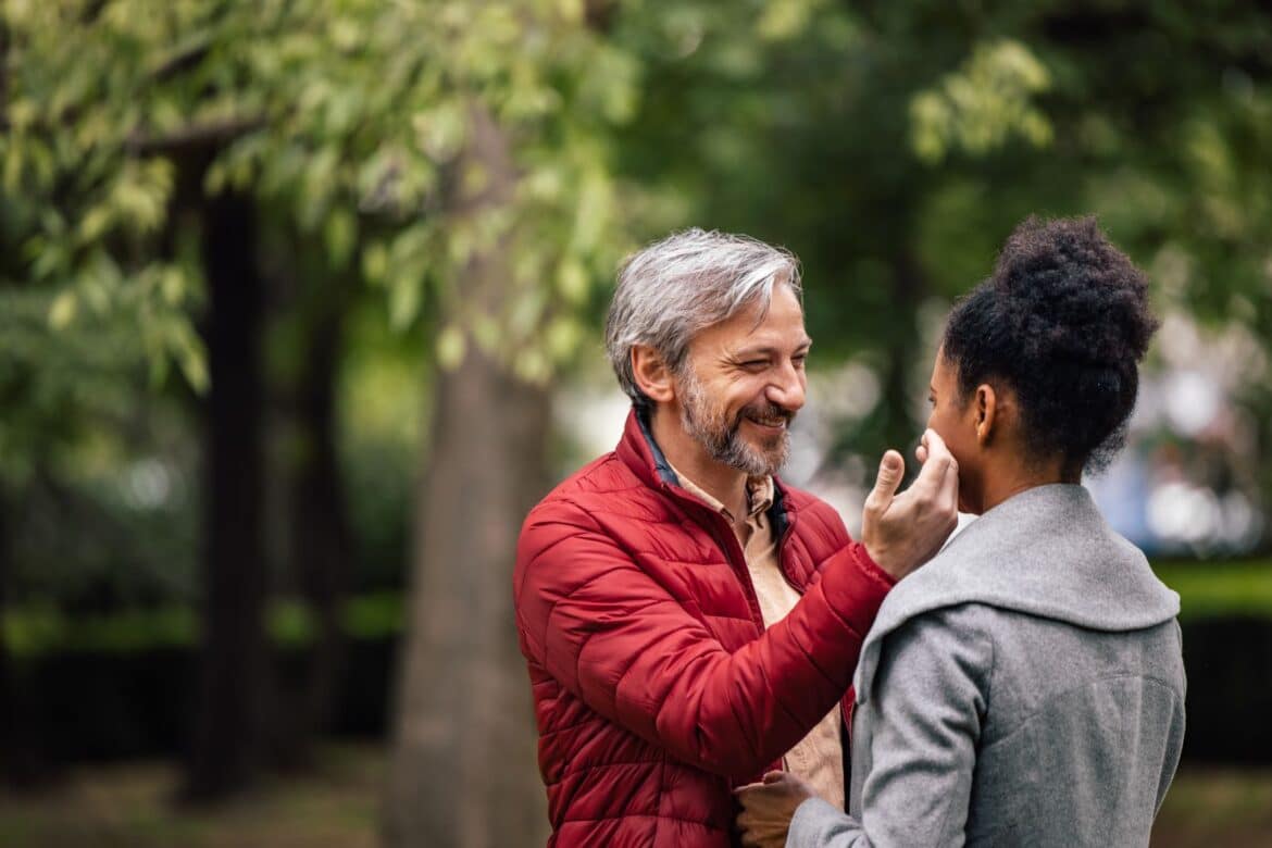 savoir homme tient femme