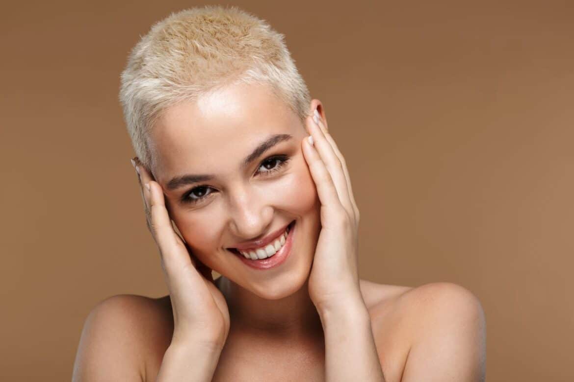 coupe garconne femme blonde